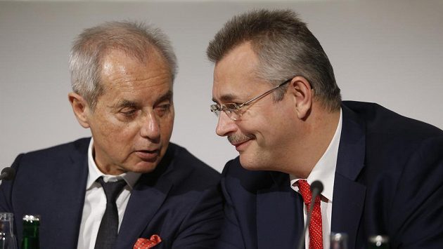 Jiři Šimáně (vlevo) a zástupce čínského spoluvlastníka Jaroslav Tvrdík na archivním snímku. Jiři Šimáně (vlevo) a zástupce čínského spoluvlastníka Jaroslav Tvrdík na archivním snímku.