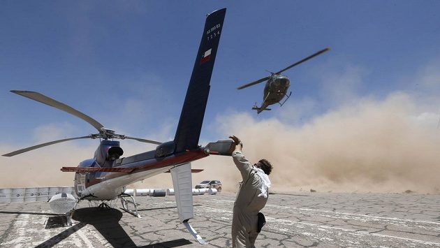 Záchranářská helikoptéra zasahuje při Rallye Dakar. Záchranářská helikoptéra zasahuje při Rallye Dakar.