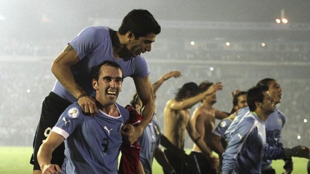 Fotbalisté Uruguaye se radují z postupu na mistrovství světa. Fotbalisté Uruguaye se radují z postupu na mistrovství světa.