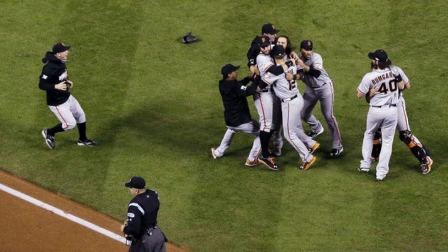 Baseballisté San Franciska Giants Madison Bumgarner a catcher Buster Posey (vpravo) se radují se spoluhráči z vítězství v 7. zápase finále Světové série. Baseballisté San Franciska Giants Madison Bumgarner a catcher Buster Posey (vpravo) se radují se spoluhráči z vítězství v 7. zápase finále Světové série.
