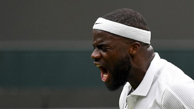 Američan Frances Tiafoe během úvodního kola Wilmbledonu proti Stefanosi Tsitsipasovi. Američan Frances Tiafoe během úvodního kola Wilmbledonu proti Stefanosi Tsitsipasovi.