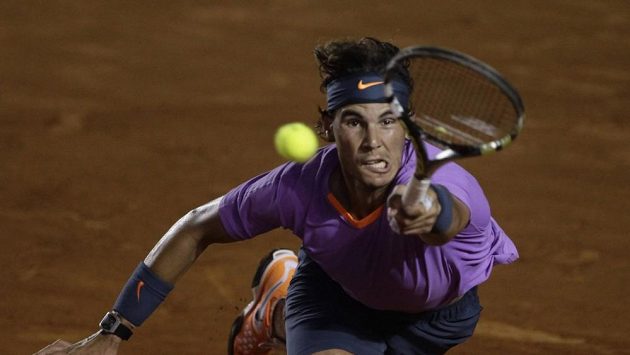 Rafael Nadal v zápase s Nicolasem Almagrem. Rafael Nadal v zápase s Nicolasem Almagrem.