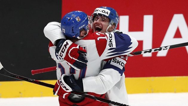 Filip Hronek a Jakub Vrána a jejich velká radost po utkání se Švédy. Filip Hronek a Jakub Vrána a jejich velká radost po utkání se Švédy.