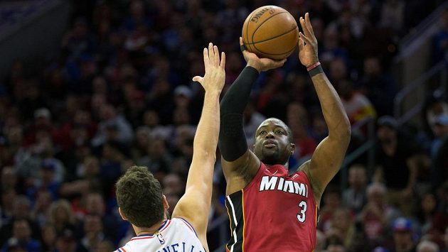 Dwyane Wade (3) z Miami střílí přes hráče Philadelphie Marka Belinelliho (18). Dwyane Wade (3) z Miami střílí přes hráče Philadelphie Marka Belinelliho (18).