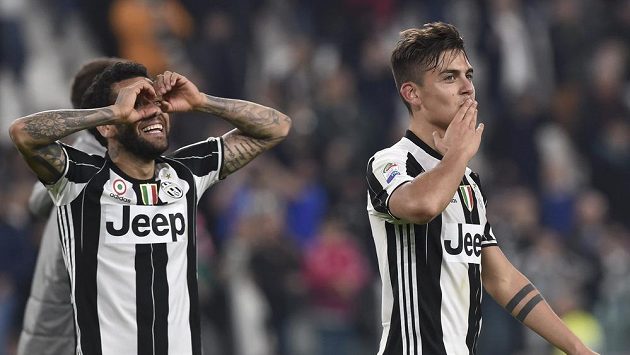 Paulo Dybala (vpravo) a Daniel Alves z Juventusu při utkání s AC Milán. Paulo Dybala (vpravo) a Daniel Alves z Juventusu při utkání s AC Milán.