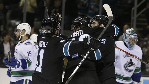 Útočník San Jose Tomáš Hertl se raduje z úvodního gólu proti Vancouveru. Útočník San Jose Tomáš Hertl se raduje z úvodního gólu proti Vancouveru.