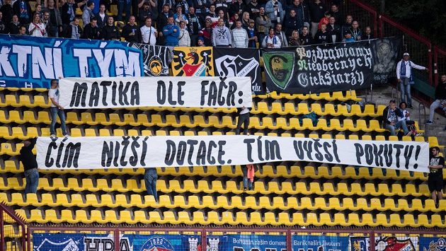 Fanoušci Baníku Ostrava a jejich vzkaz během utkání na Dukle. Fanoušci Baníku Ostrava a jejich vzkaz během utkání na Dukle.