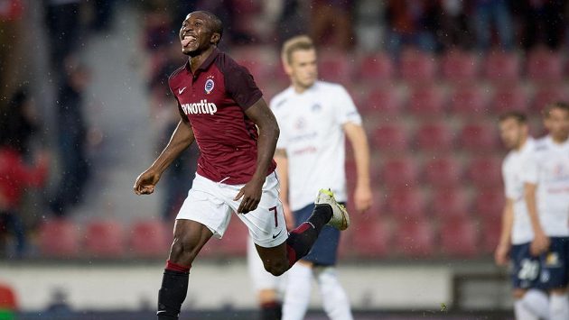 Útočník Sparty Kehinde Fatai oslavuje vstřelený gól v duelu se Slováckem. Útočník Sparty Kehinde Fatai oslavuje vstřelený gól v duelu se Slováckem.