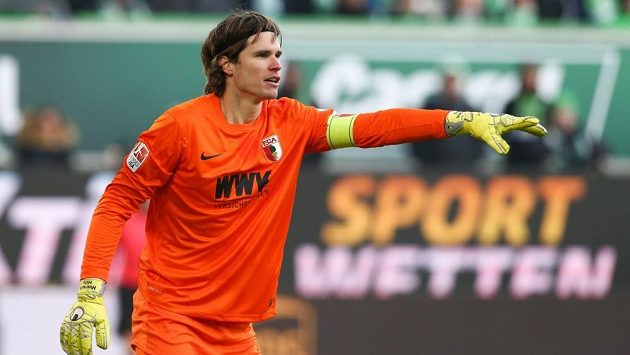 Švýcarský brankář Marwin Hitz chytal v sezóně 2017/18 za Augsburg Švýcarský brankář Marwin Hitz chytal v sezóně 2017/18 za Augsburg