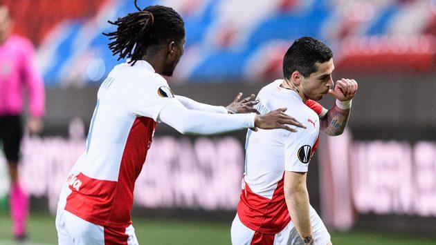 Nicolae Stanciu (vpravo) a Peter Olayinka ze Slavie se radují po gólu proti Rangers. Nicolae Stanciu (vpravo) a Peter Olayinka ze Slavie se radují po gólu proti Rangers.