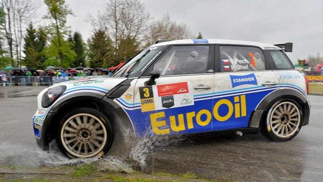 Václav Pech se strojem John Cooper Mini S2000. Václav Pech se strojem John Cooper Mini S2000.