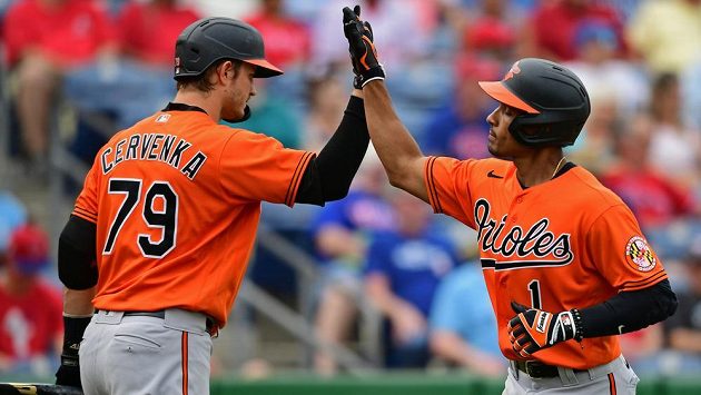 Martin Červenka (79) v přípravě v dresu Baltimore Orioles, na snímku s ním je Richie Martin. Martin Červenka (79) v přípravě v dresu Baltimore Orioles, na snímku s ním je Richie Martin.
