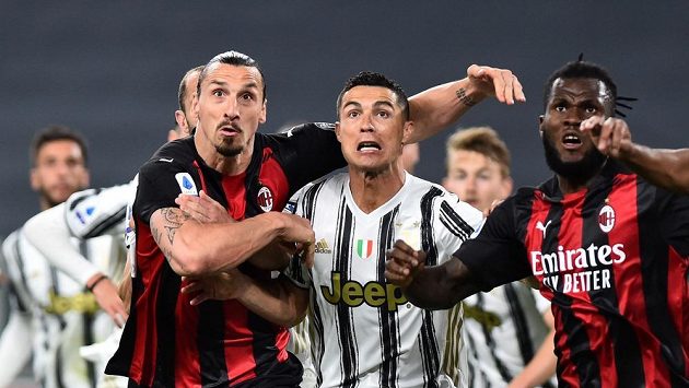 Hvězdy v akci. Zlatan Ibrahimovic z AC Milán a Cristiano Ronaldo z Juventusu ve šlágru italské ligy. Hvězdy v akci. Zlatan Ibrahimovic z AC Milán a Cristiano Ronaldo z Juventusu ve šlágru italské ligy.