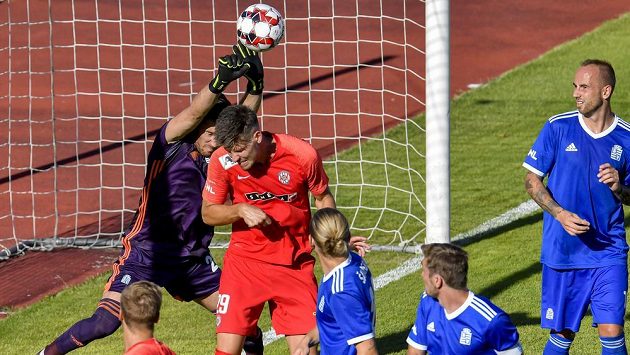 Adrián Čermák z Brna (druhý zleva) dává gól brankáři Vyšehradu Martinu Otáhalovi. Adrián Čermák z Brna (druhý zleva) dává gól brankáři Vyšehradu Martinu Otáhalovi.