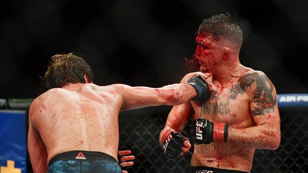Duel mezi Darrenem Elkinsem (vpravo) a Natem Landwehrem přinesl velkou bitvu v UFC. Duel mezi Darrenem Elkinsem (vpravo) a Natem Landwehrem přinesl velkou bitvu v UFC.