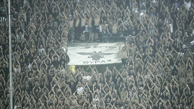 Fanoušci PAOK Soluň během zápasu s Fiorentinou. Fanoušci PAOK Soluň během zápasu s Fiorentinou.