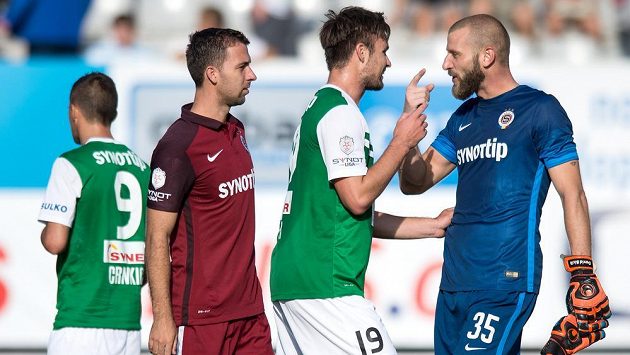 David Bičík (vpravo) ze Sparty a jablonecký útočník Tomáš Wágner. David Bičík (vpravo) ze Sparty a jablonecký útočník Tomáš Wágner.
