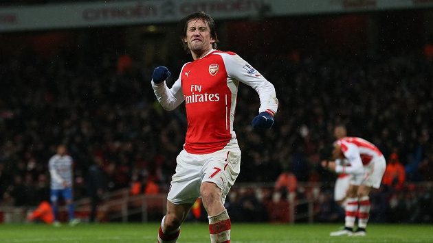 Kapitán české fotbalové reprezentace Tomáš Rosický oslavil svůj první start v základní sestavě Arsenalu od května vítěznou trefou proti QPR. Kapitán české fotbalové reprezentace Tomáš Rosický oslavil svůj první start v základní sestavě Arsenalu od května vítěznou trefou proti QPR.