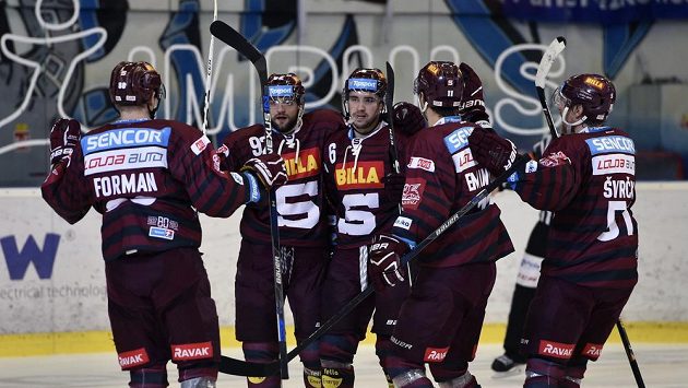 Hokejisté Sparty (zleva) Miroslav Forman, Dominik Uher, Lukáš Cingel, Vladimír Eminger a Jan Švrček. Hokejisté Sparty (zleva) Miroslav Forman, Dominik Uher, Lukáš Cingel, Vladimír Eminger a Jan Švrček.