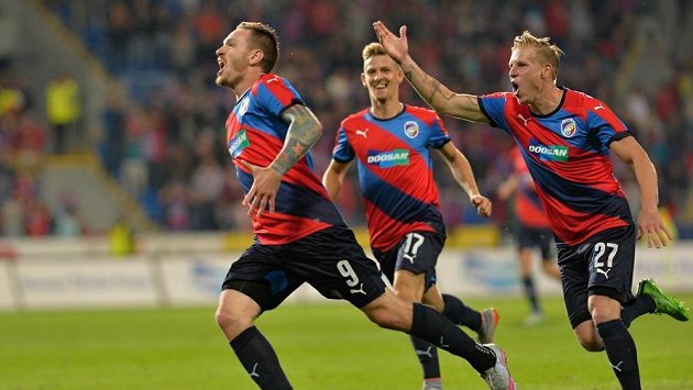 Ondřej Vaněk (vlevo) se raduje se spoluhráči z Plzně z gólu, který vstřelil do sítě Vojvodiny Novi Sad. Ondřej Vaněk (vlevo) se raduje se spoluhráči z Plzně z gólu, který vstřelil do sítě Vojvodiny Novi Sad.