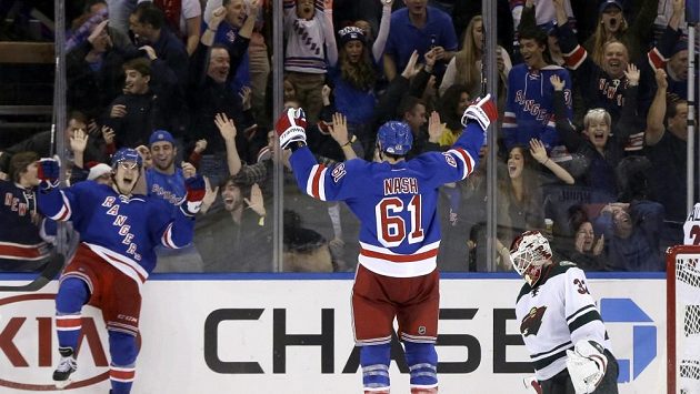 Chris Kreider (vlevo) se raduje se spoluráčem Rickem Nashem z gólu do sítě Minnesoty. Vpravo zklamaný brankář Wild Niklas Bäckström. Chris Kreider (vlevo) se raduje se spoluráčem Rickem Nashem z gólu do sítě Minnesoty. Vpravo zklamaný brankář Wild Niklas Bäckström.