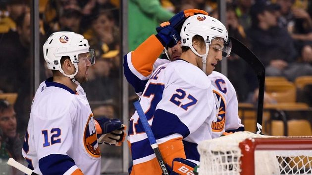 Anders Lee z New York Islanders využil nabídky, kterou mu předložili brankář Tuukka Rask a Brad Marchand z Bostonu. Anders Lee z New York Islanders využil nabídky, kterou mu předložili brankář Tuukka Rask a Brad Marchand z Bostonu.