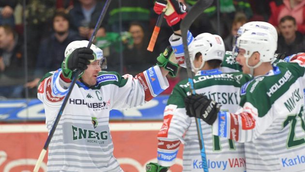 Radost karlovarských hokejistů po vstřelené brance. Radost karlovarských hokejistů po vstřelené brance.
