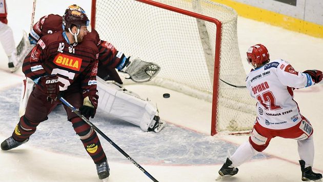 Rastislav Špirko (vpravo) z Třince střílí rozhodující gól do sítě Sparty. Rastislav Špirko (vpravo) z Třince střílí rozhodující gól do sítě Sparty.