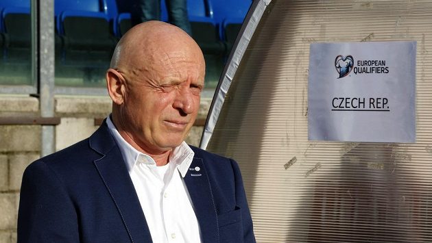 Český trenér Karel Jarolím před utkáním se San Marinem. Český trenér Karel Jarolím před utkáním se San Marinem.