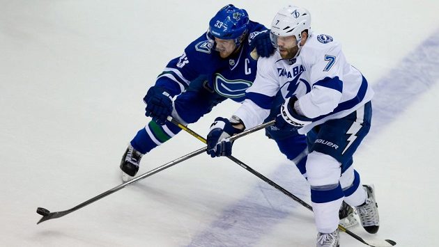 Henrik Sedin (vlevo) v souboji s Radko Gudasem. Henrik Sedin (vlevo) v souboji s Radko Gudasem.