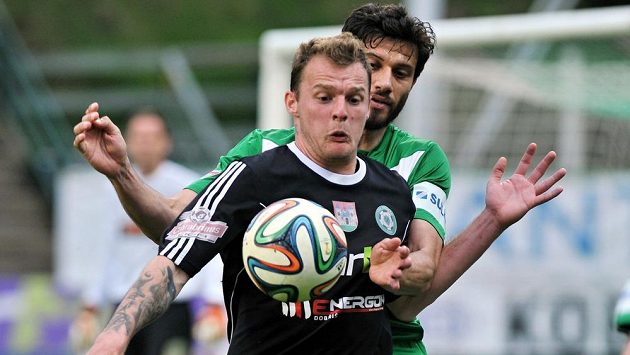 Jakub Řezníček (vpředu) z Příbrami v souboji s Danielem Rossim z Jablonce. Jakub Řezníček (vpředu) z Příbrami v souboji s Danielem Rossim z Jablonce.