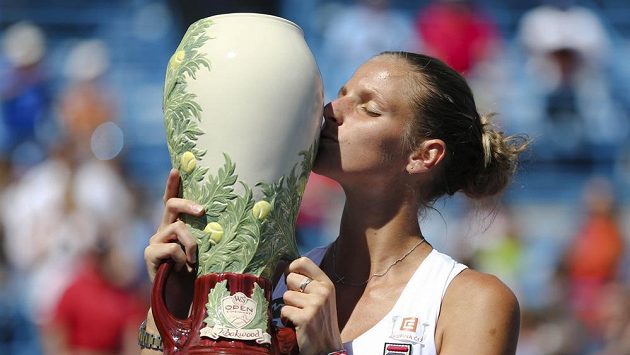 Česká tenistka Karolína Plíšková s trofejí pro vítězku turnaje v Cincinnati. Česká tenistka Karolína Plíšková s trofejí pro vítězku turnaje v Cincinnati.