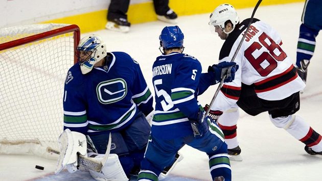 Jaromír Jágr střílí gól do sítě Vancouveru. Jaromír Jágr střílí gól do sítě Vancouveru.