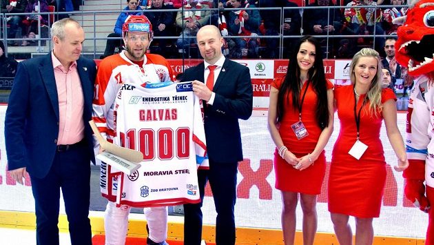 Obránce Třince Lukáš Galvas dostal před utkáním s Libercem od manažera Peterka a viceprezidenta klubu Czudka dres s číslem tisíc za stejný počet extraligových utkání. Obránce Třince Lukáš Galvas dostal před utkáním s Libercem od manažera Peterka a viceprezidenta klubu Czudka dres s číslem tisíc za stejný počet extraligových utkání.