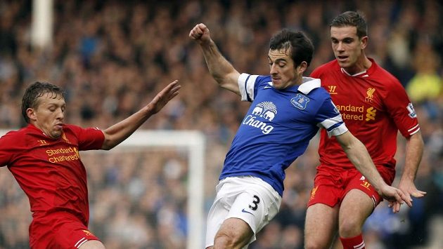 Obránce Evertonu Leighton Baines (uprostřed) v ligovém derby s Liverpoolem. Obránce Evertonu Leighton Baines (uprostřed) v ligovém derby s Liverpoolem.