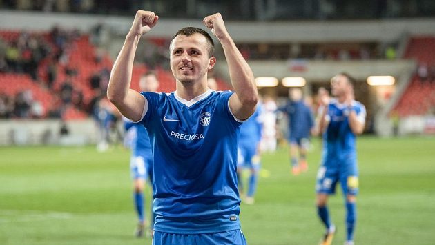 Liberecký záložník Miloš Bosančič oslavuje vítězství nad Slavií. Liberecký záložník Miloš Bosančič oslavuje vítězství nad Slavií.