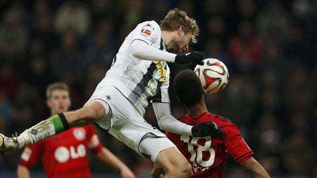Leverkusenský Wendell (vpravo) v souboji s Christopherem Kramerem z Borussie Mönchengladbach. Leverkusenský Wendell (vpravo) v souboji s Christopherem Kramerem z Borussie Mönchengladbach.
