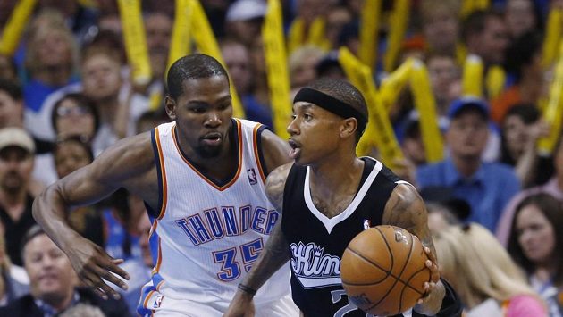 Oklahomu k 60. výhře v sezóně dovedl Kevin Durant (vlevo) 29 body a osmi asistencemi. Oklahomu k 60. výhře v sezóně dovedl Kevin Durant (vlevo) 29 body a osmi asistencemi.