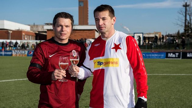 Libor Sionko ze Sparty a Pavel Kuka ze Slavie během tradičního Silvestrovského derby internacionálů. Libor Sionko ze Sparty a Pavel Kuka ze Slavie během tradičního Silvestrovského derby internacionálů.