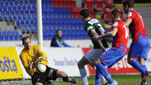 Gólman Michal Špit v pohárovém zápase s Plzní. Gólman Michal Špit v pohárovém zápase s Plzní.