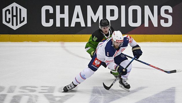 Zleva Michal Simon z Mladé Boleslavi a Yannick Weber z Curychu v prvním vzájemném zápase ve skupině. Zleva Michal Simon z Mladé Boleslavi a Yannick Weber z Curychu v prvním vzájemném zápase ve skupině.