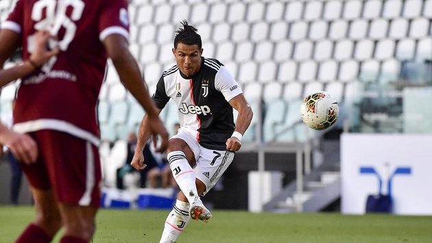 Portugalská hvězda Juventusu Cristiano Ronaldo střílí gól z přímého kopu do sítě městského rivala FC Turín. Portugalská hvězda Juventusu Cristiano Ronaldo střílí gól z přímého kopu do sítě městského rivala FC Turín.