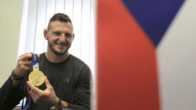 Olympijský vítěz v judu Lukáš Krpálek ukazuje zlatou medaili na radnici v rodné Jihlavě. Olympijský vítěz v judu Lukáš Krpálek ukazuje zlatou medaili na radnici v rodné Jihlavě.