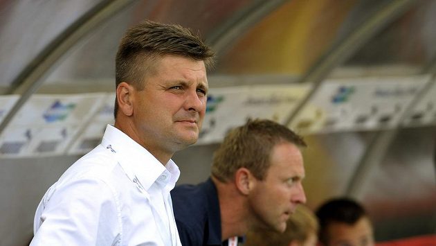 Trenér Slavie Dušan Uhrin během utkání v Plzni. Trenér Slavie Dušan Uhrin během utkání v Plzni.