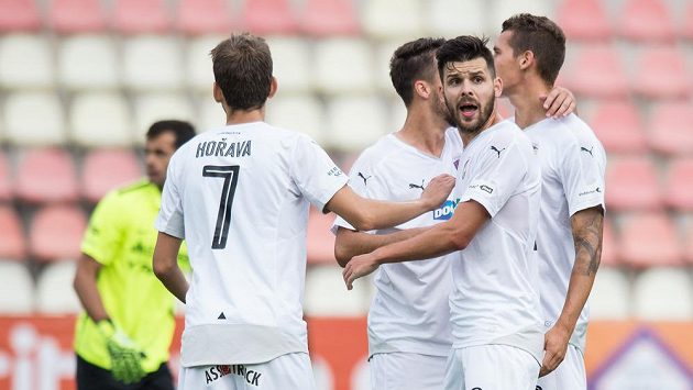 Fotbalisté Viktorie Plzeň (zleva): Tomáš Hořava, Jakub Hromada, Michal Ďuriš a Lukáš Hejda po neuznaném gólu v Příbrami. Fotbalisté Viktorie Plzeň (zleva): Tomáš Hořava, Jakub Hromada, Michal Ďuriš a Lukáš Hejda po neuznaném gólu v Příbrami.