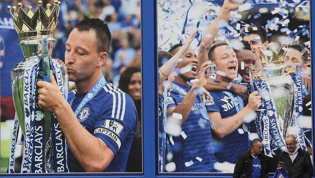 John Terry a spol. slaví titul... Mistrovské plakáty na Stamford Bridge se stávají znovu aktuálními. John Terry a spol. slaví titul... Mistrovské plakáty na Stamford Bridge se stávají znovu aktuálními.