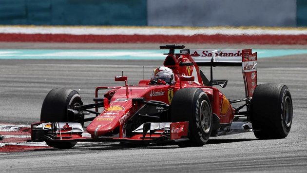 Německý pilot Sebastian Vettel sváděl se svým soupeřem Lewisem Hamiltonem při letošní GP Malajsie strhující souboj. Německý pilot Sebastian Vettel sváděl se svým soupeřem Lewisem Hamiltonem při letošní GP Malajsie strhující souboj.