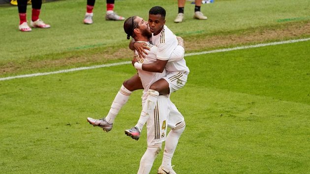 Radost fotbalistů Realu Madrid po vítězném gólu. Střelec Sergio Ramos proměnil penaltu a Bílý balet vyhrál v Bilbau. Radost fotbalistů Realu Madrid po vítězném gólu. Střelec Sergio Ramos proměnil penaltu a Bílý balet vyhrál v Bilbau.