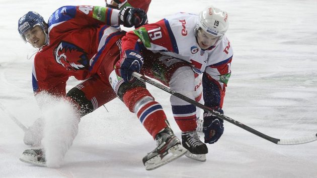 David Ullström z HC Lev Praha bojuje s Mikelisem Redlihsem z Lokomotivu Jaroslavl. David Ullström z HC Lev Praha bojuje s Mikelisem Redlihsem z Lokomotivu Jaroslavl.