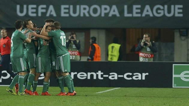 Fotbalisté Rapidu Vídeň se radují z gólu v utkání Evropské ligy proti Plzni. Fotbalisté Rapidu Vídeň se radují z gólu v utkání Evropské ligy proti Plzni.